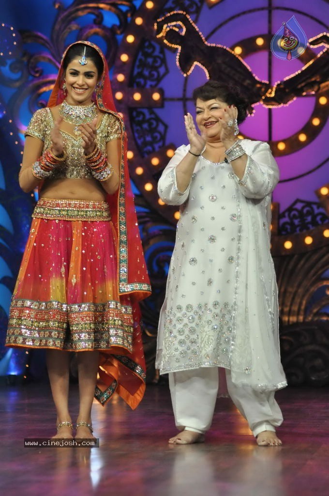 Genelia n Malaika at Nachle Ve Spot - 20 / 57 photos