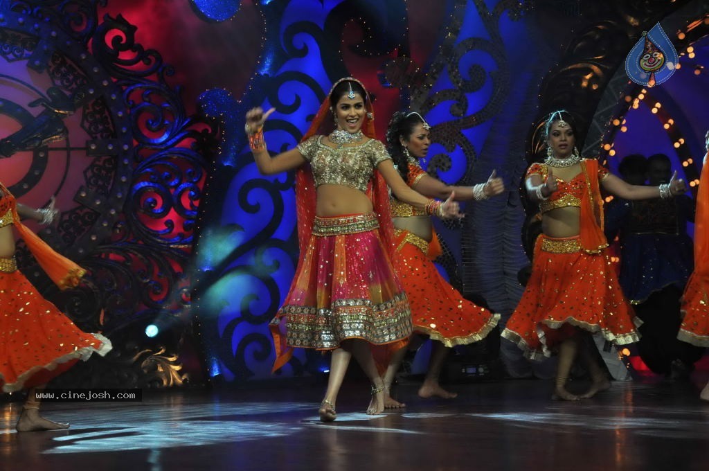 Genelia n Malaika at Nachle Ve Spot - 51 / 57 photos