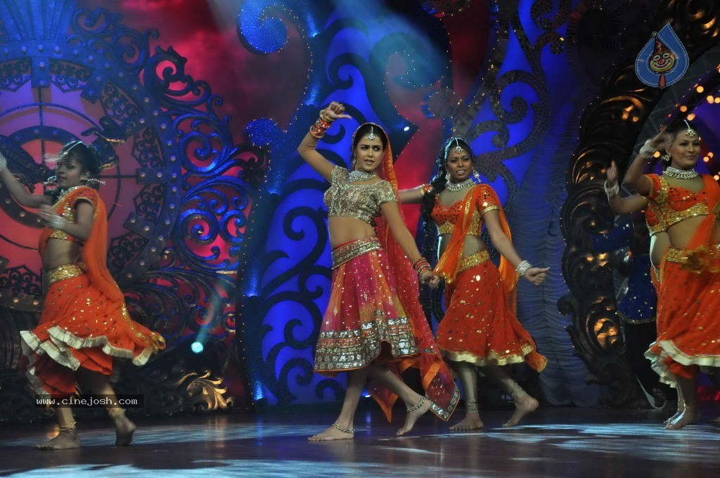 Genelia n Malaika at Nachle Ve Spot - 56 / 57 photos