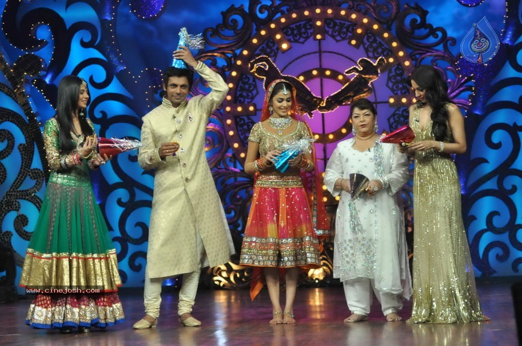 Genelia n Malaika at Nachle Ve Spot - 57 / 57 photos