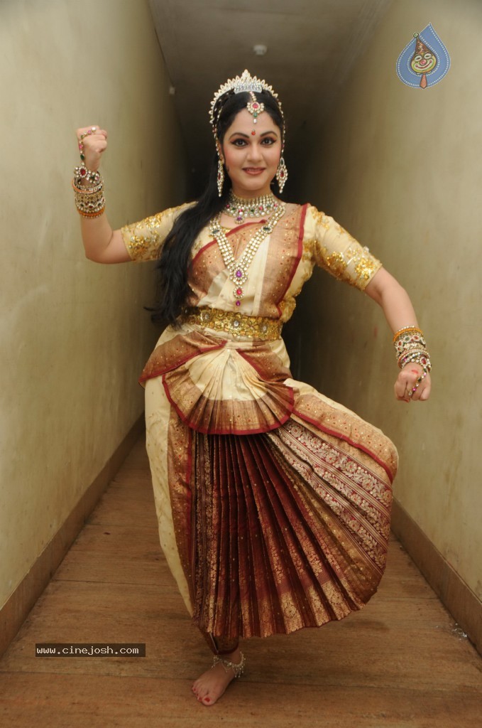 Gracy Singh Performs at Ravindra Natya Mandir - 6 / 10 photos