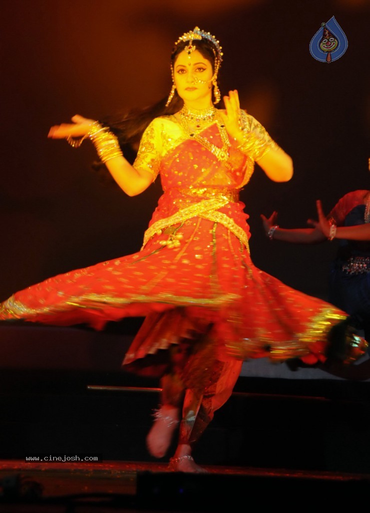 Gracy Singh Performs at Ravindra Natya Mandir - 9 / 10 photos
