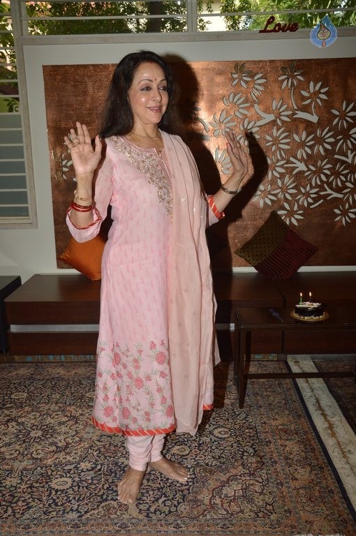 Hema Malini Birthday Celebration  - 20 / 21 photos