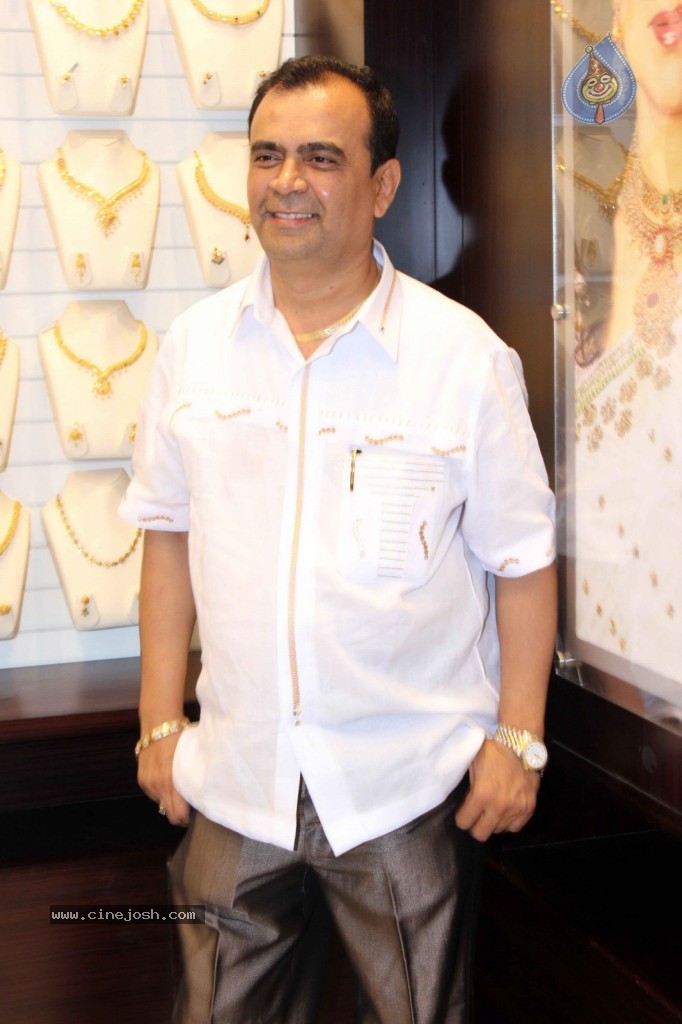 Hema Malini Inaugurates Malabar Store - 10 / 18 photos
