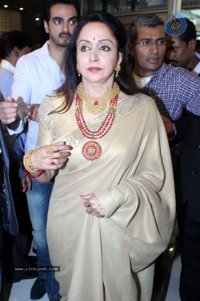 Hema Malini Inaugurates Malabar Store - 16 / 18 photos