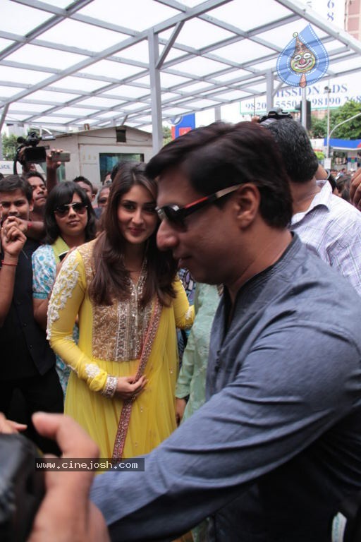 Kareena Heroine Music Launch at Siddhivinayak Temple - 22 / 45 photos