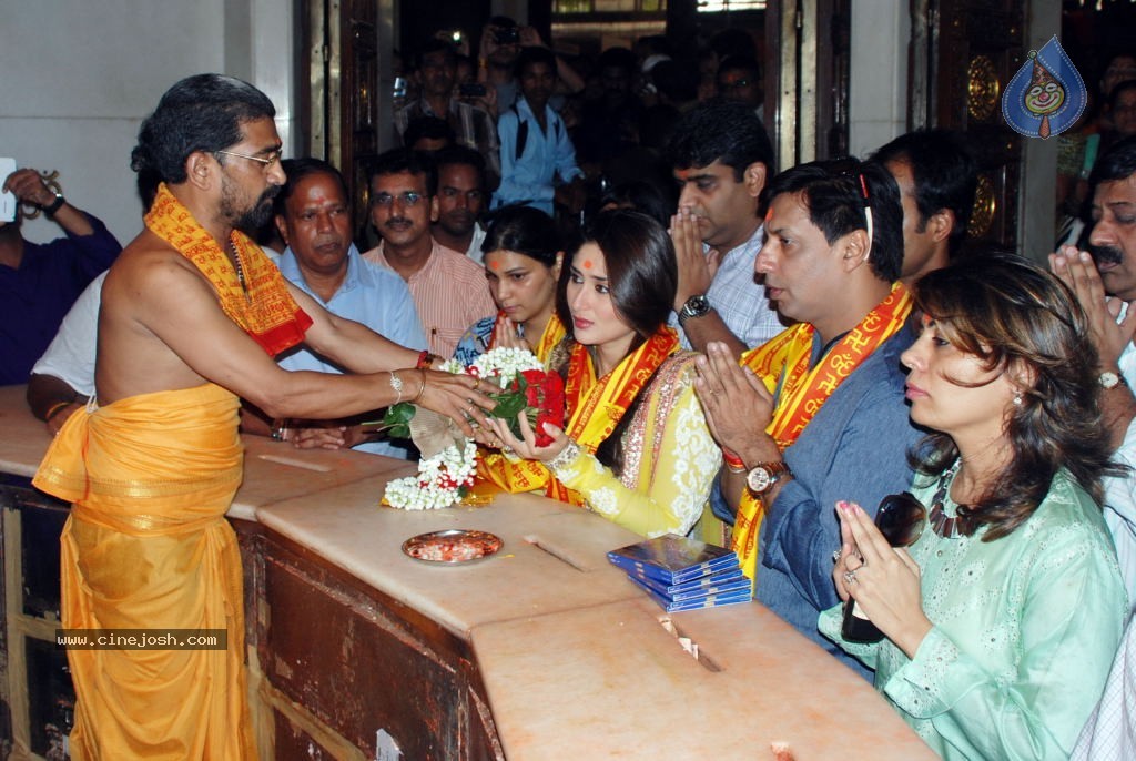 Kareena Heroine Music Launch at Siddhivinayak Temple - 35 / 45 photos