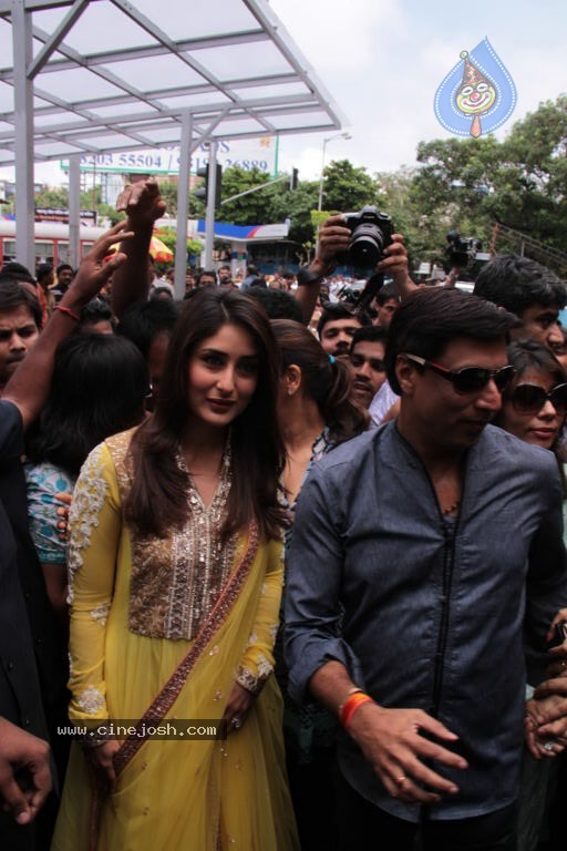 Kareena Heroine Music Launch at Siddhivinayak Temple - 39 / 45 photos