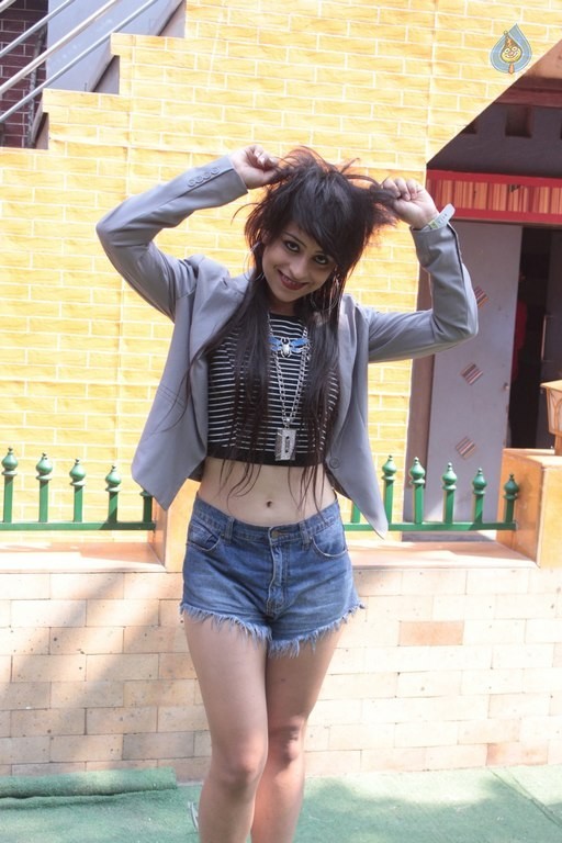 Himalaya Neem Face Wash Present Mtv Girls On Top - 4 / 38 photos