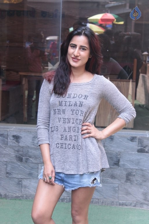 Himalaya Neem Face Wash Present Mtv Girls On Top - 32 / 38 photos