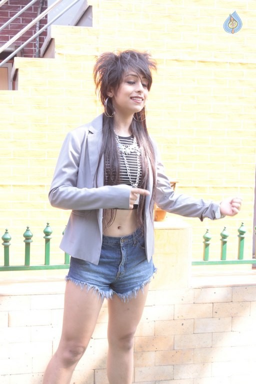 Himalaya Neem Face Wash Present Mtv Girls On Top - 33 / 38 photos