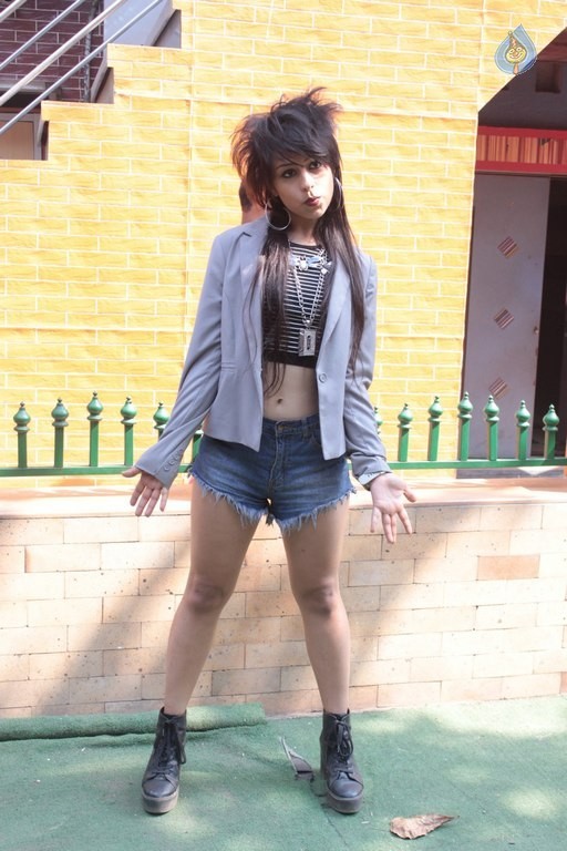 Himalaya Neem Face Wash Present Mtv Girls On Top - 38 / 38 photos