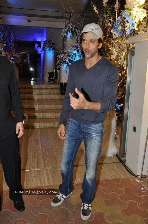 Hirthik Roshan Sister Bday Party - 22 / 24 photos