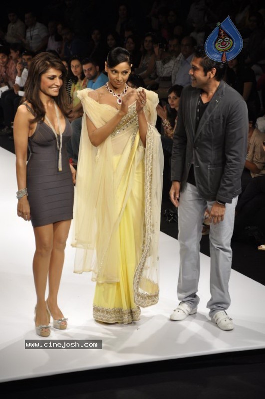 Hot Bipasha at Lakme Fashion Week 2010 - 4 / 33 photos