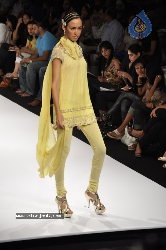 Hot Bipasha at Lakme Fashion Week 2010 - 6 / 33 photos