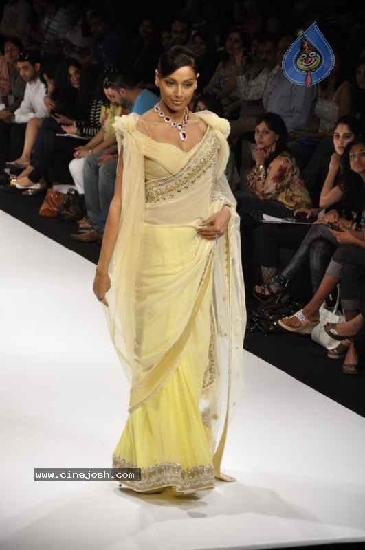 Hot Bipasha at Lakme Fashion Week 2010 - 8 / 33 photos