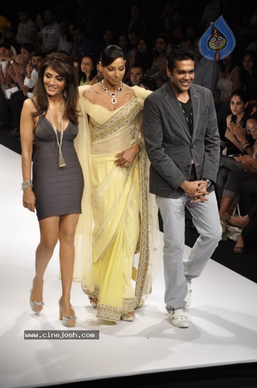 Hot Bipasha at Lakme Fashion Week 2010 - 13 / 33 photos