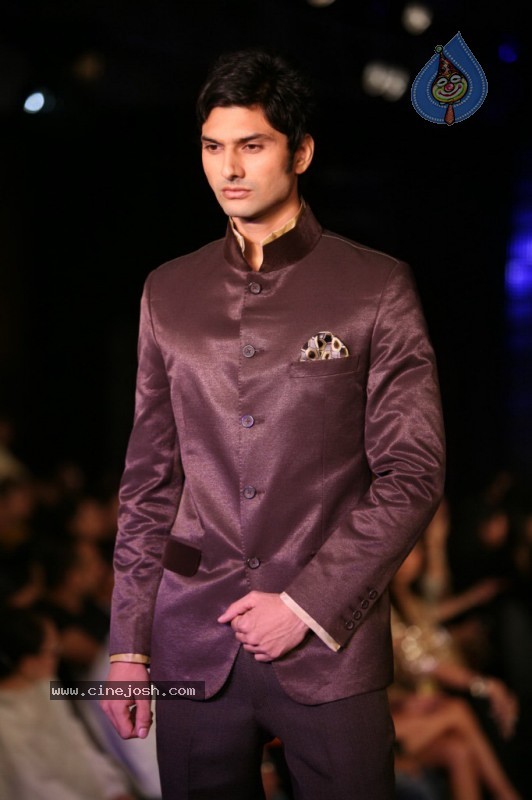 Hot Bolly Celebs at Blenders Pride Fashion Show 2010 - 10 / 65 photos