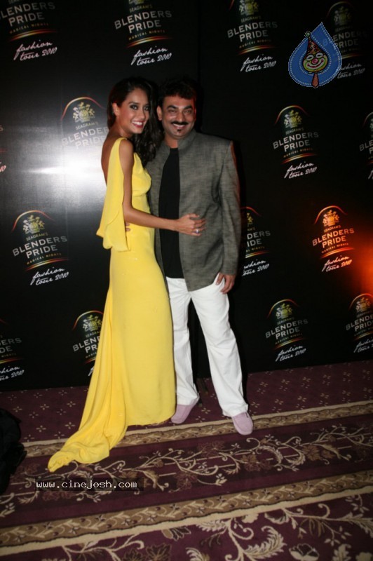 Hot Bolly Celebs at Blenders Pride Fashion Show 2010 - 11 / 65 photos