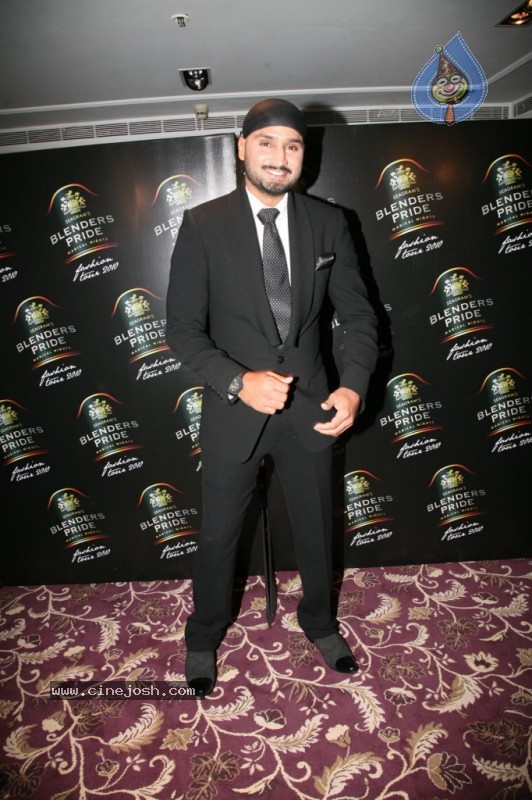 Hot Bolly Celebs at Blenders Pride Fashion Show 2010 - 52 / 65 photos