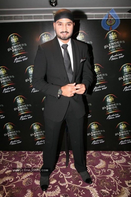 Hot Bolly Celebs at Blenders Pride Fashion Show 2010 - 54 / 65 photos