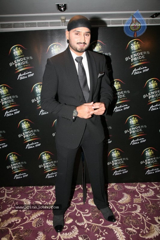 Hot Bolly Celebs at Blenders Pride Fashion Show 2010 - 58 / 65 photos