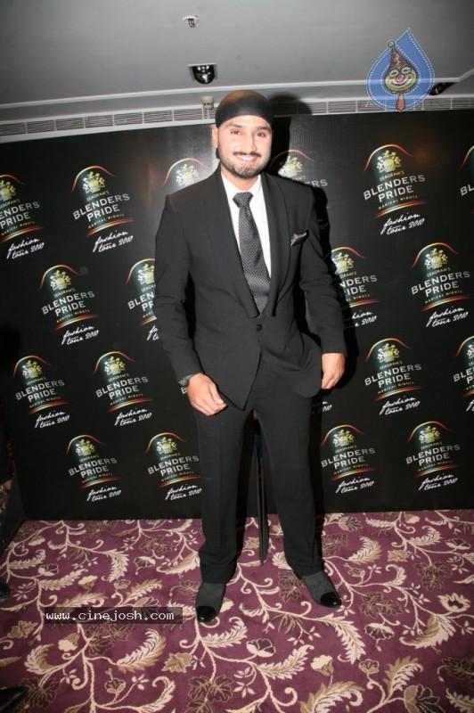 Hot Bolly Celebs at Blenders Pride Fashion Show 2010 - 61 / 65 photos