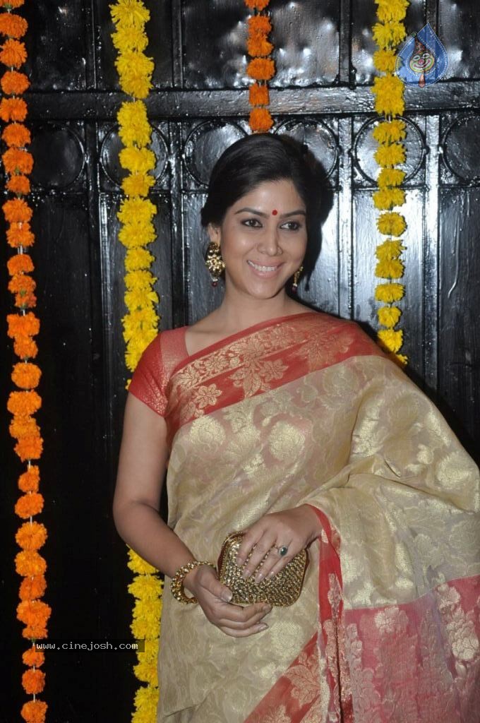 Hot Bolly Celebs at Ekta Kapoor Diwali Party - 29 / 86 photos