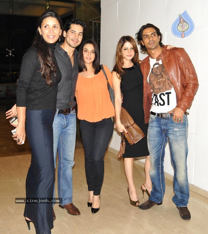 Hot Bolly Celebs at Farah Khan's House Warming Party - 29 / 95 photos