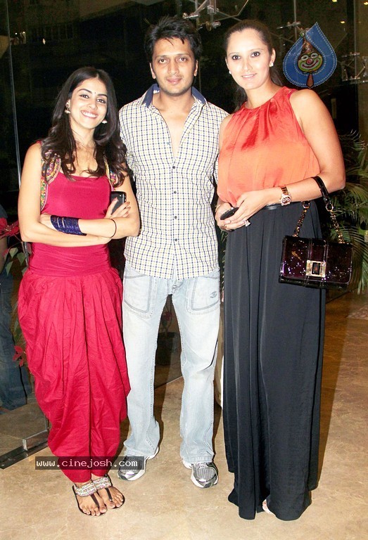 Hot Bolly Celebs at Farah Khan's House Warming Party - 56 / 95 photos