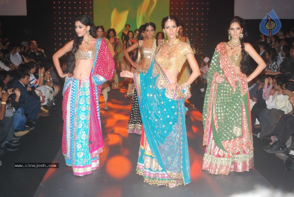 Hot Bolly Celebs at Gitanjali Bollywood Night - 41 / 170 photos