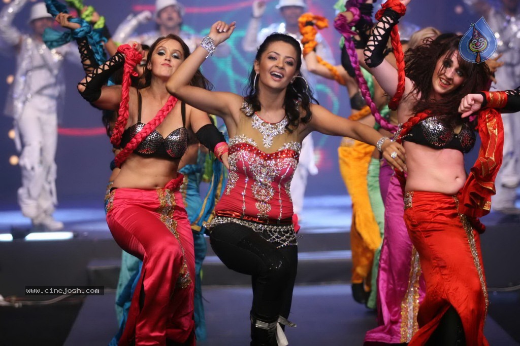 Hot Bolly Celebs at Gitanjali Bollywood Night - 108 / 170 photos