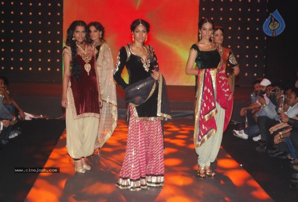 Hot Bolly Celebs at Gitanjali Bollywood Night - 149 / 170 photos