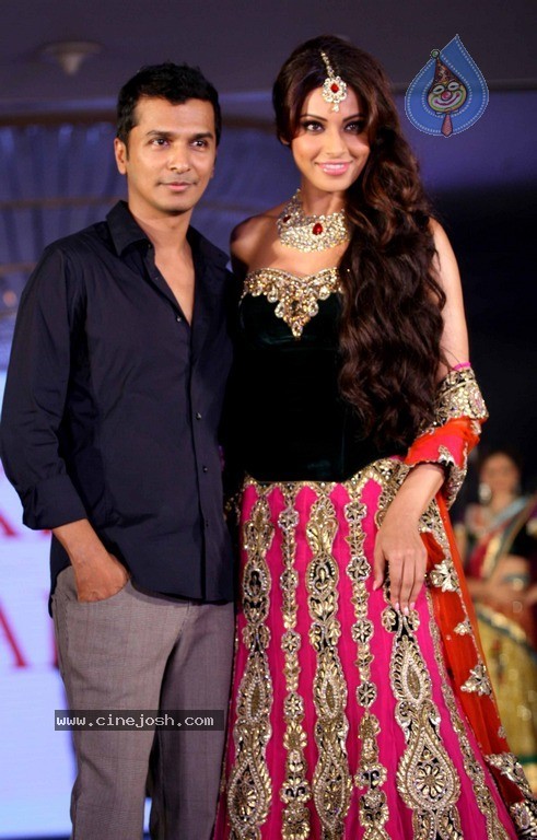 Hot Bolly Celebs at Gitanjali Ticket to Bollywood Event - 32 / 98 photos