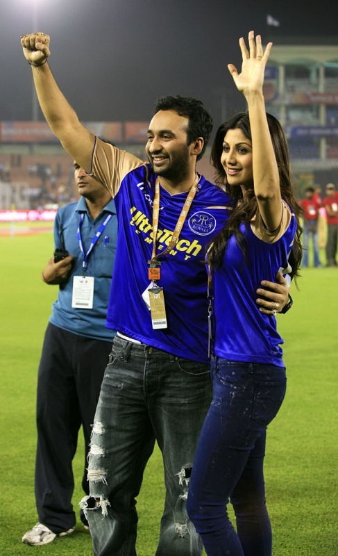 Hot Bolly Celebs at IPL - 33 / 48 photos