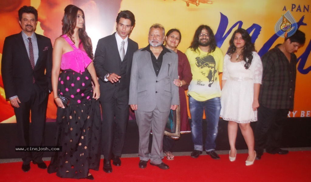 Hot Bolly Celebs at Mausam Premiere - 39 / 112 photos