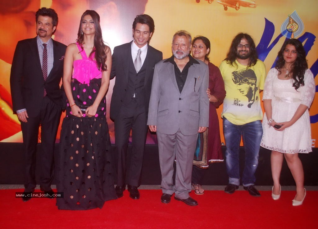 Hot Bolly Celebs at Mausam Premiere - 44 / 112 photos