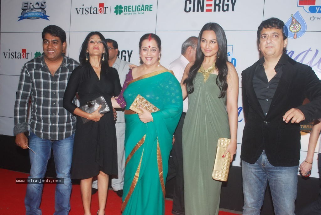 Hot Bolly Celebs at Mausam Premiere - 48 / 112 photos