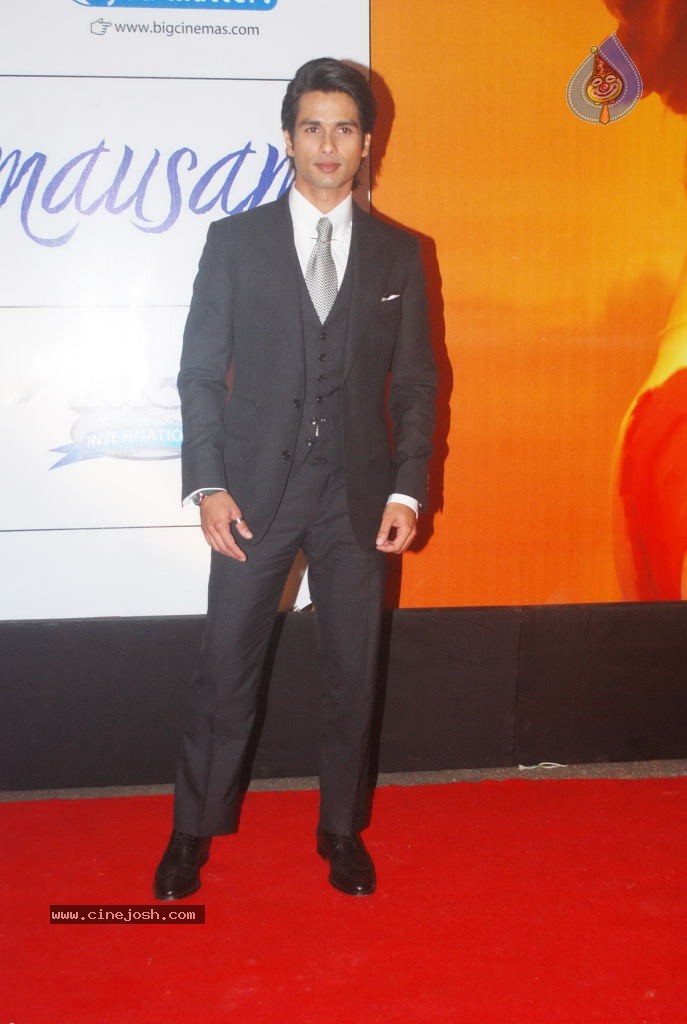 Hot Bolly Celebs at Mausam Premiere - 89 / 112 photos