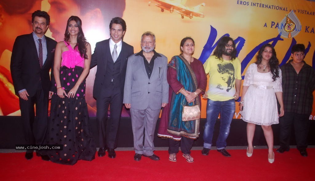 Hot Bolly Celebs at Mausam Premiere - 106 / 112 photos