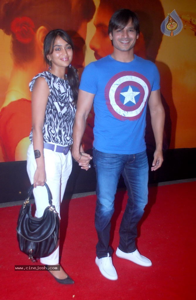 Hot Bolly Celebs at Mausam Premiere - 112 / 112 photos
