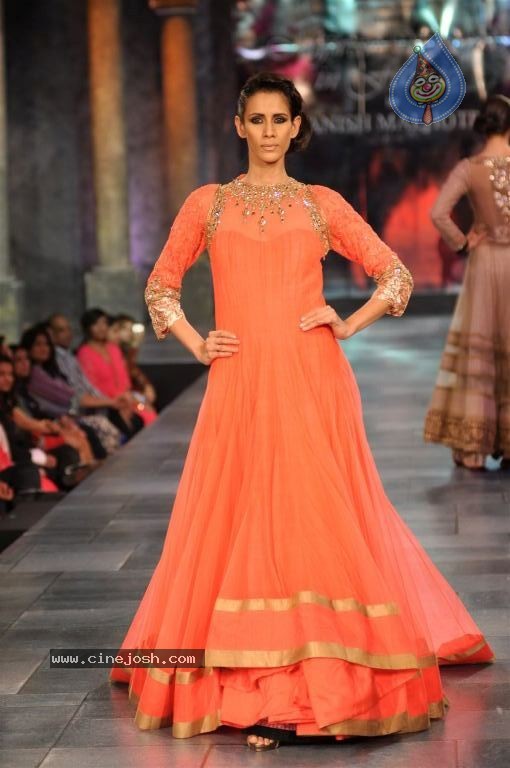 Hot Bolly Celebs at Mijwan Welfare Society Fashion Show - 27 / 131 photos