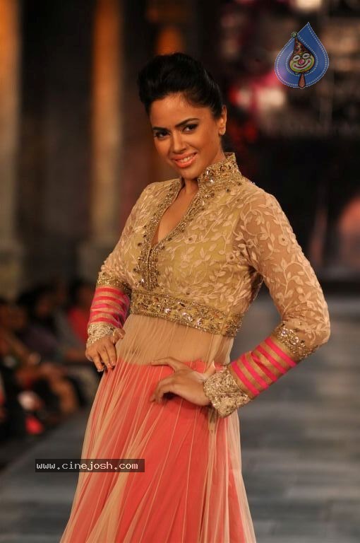 Hot Bolly Celebs at Mijwan Welfare Society Fashion Show - 31 / 131 photos