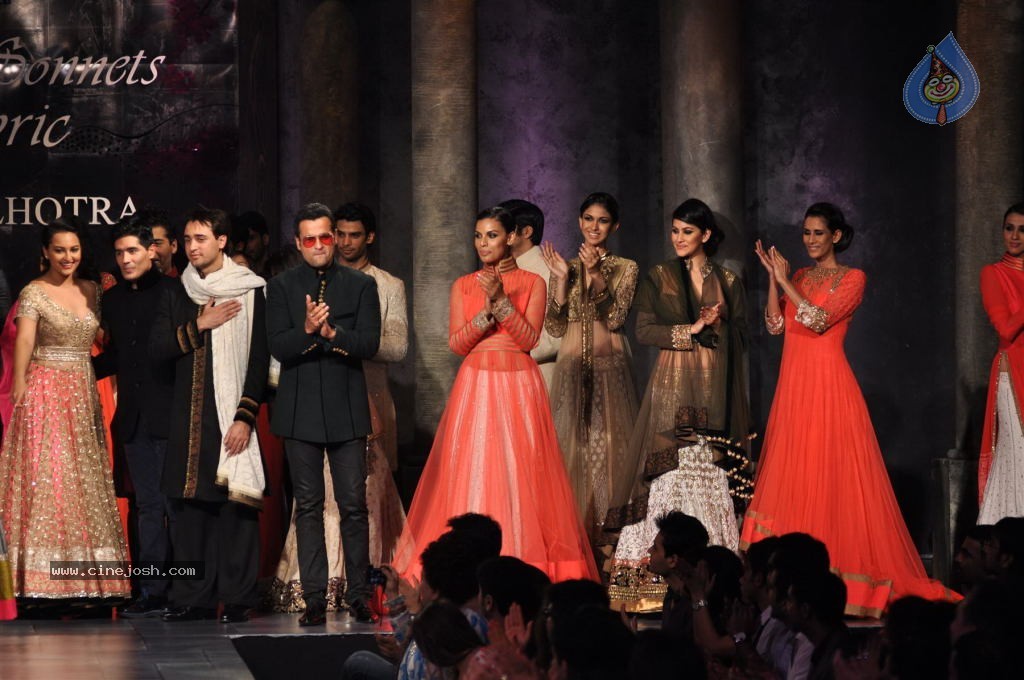Hot Bolly Celebs at Mijwan Welfare Society Fashion Show - 32 / 131 photos