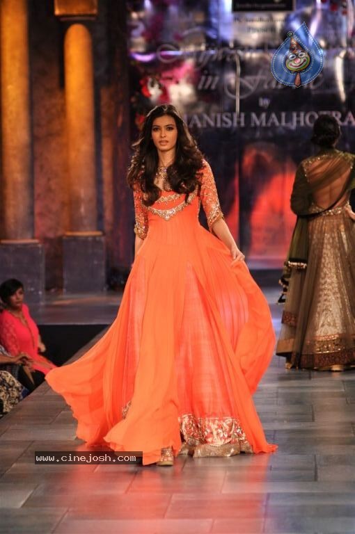 Hot Bolly Celebs at Mijwan Welfare Society Fashion Show - 34 / 131 photos
