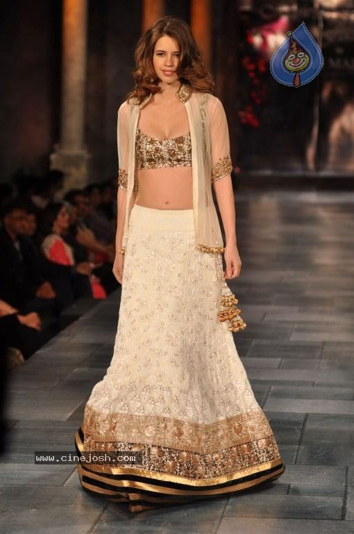 Hot Bolly Celebs at Mijwan Welfare Society Fashion Show - 36 / 131 photos