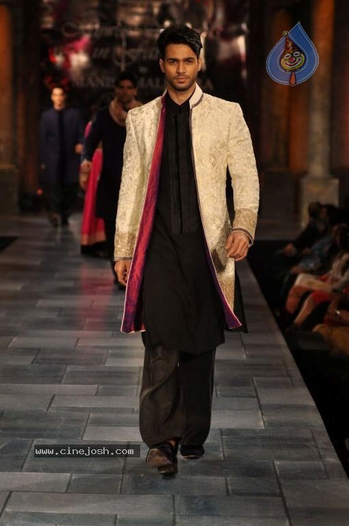 Hot Bolly Celebs at Mijwan Welfare Society Fashion Show - 38 / 131 photos