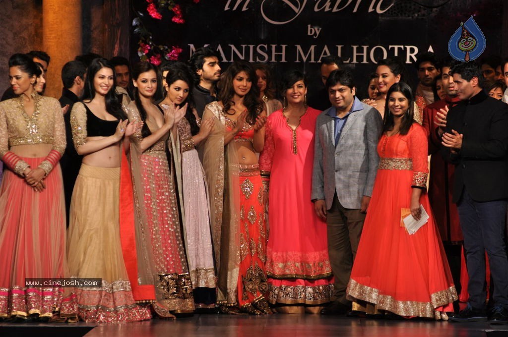 Hot Bolly Celebs at Mijwan Welfare Society Fashion Show - 39 / 131 photos