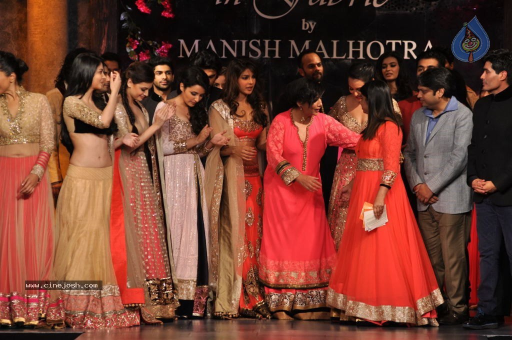 Hot Bolly Celebs at Mijwan Welfare Society Fashion Show - 40 / 131 photos