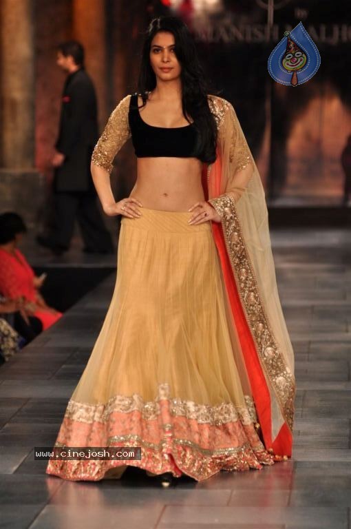 Hot Bolly Celebs at Mijwan Welfare Society Fashion Show - 42 / 131 photos